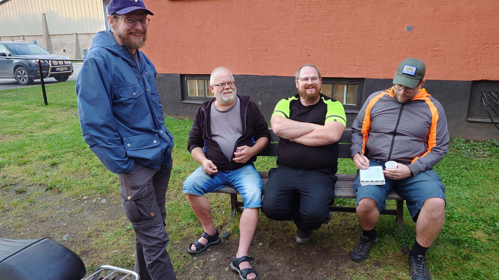 2024 08 VSD skriver i besöksboken