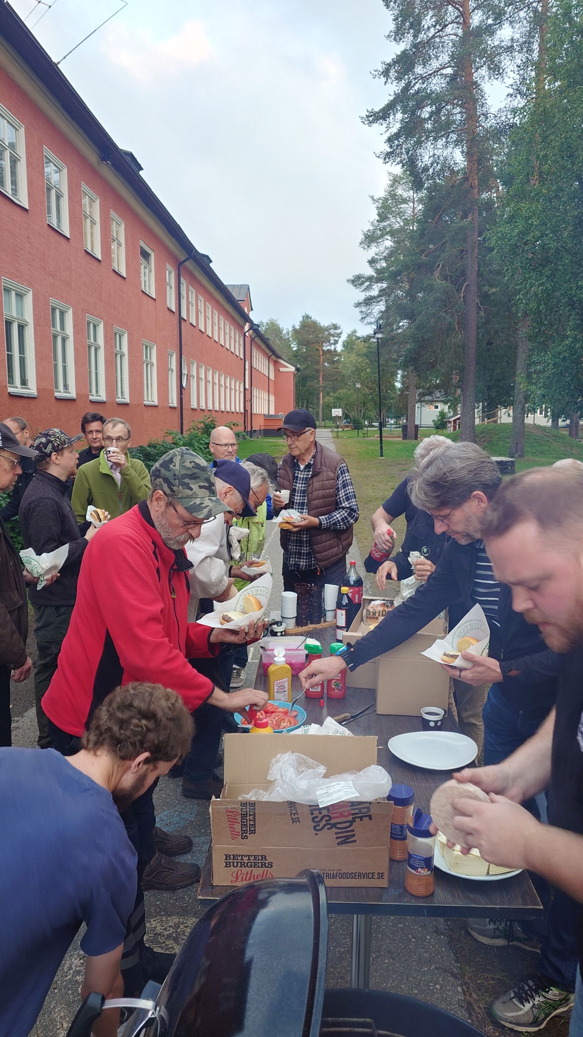 2024 08 RJO grillar hamburgare