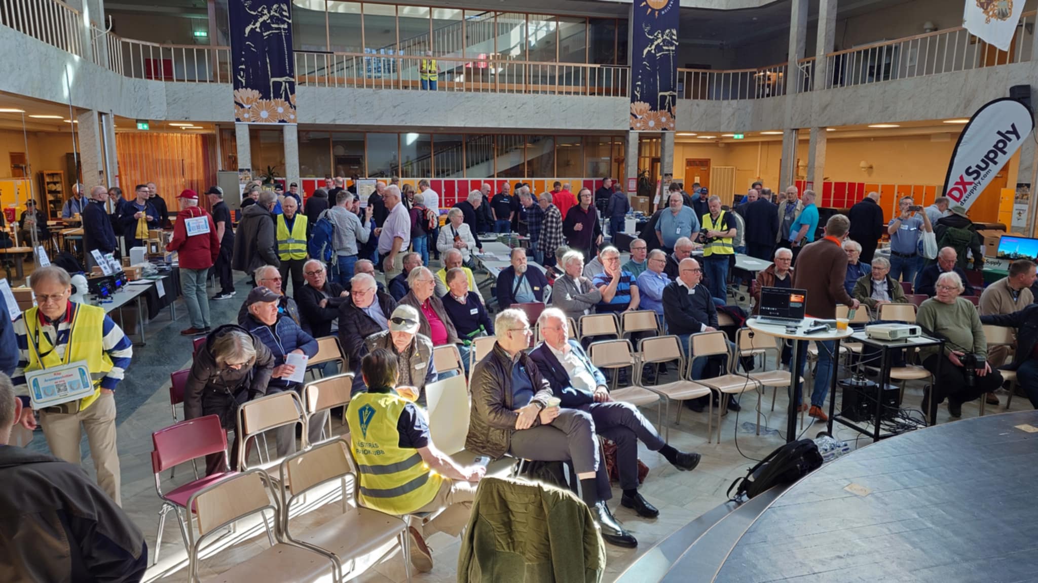 Åhörare väntar på invigningen av SSA Årsmöte 2025 - Foto SM2OAE